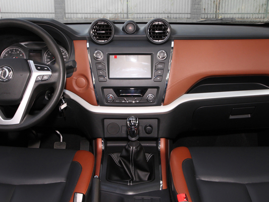 Camionetas pickup DONGFENG de SUV de la puerta del motor RWD 4 de Turbo para acampar de la familia