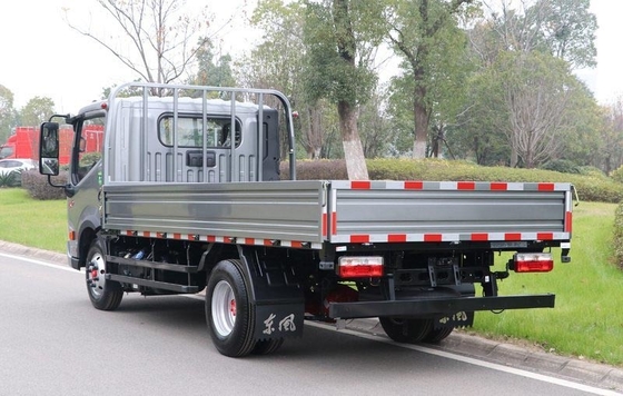 Edición de lujo 4x2 DONGFENG del contenedor para mercancías de los camiones diesel ligeros de Cummins