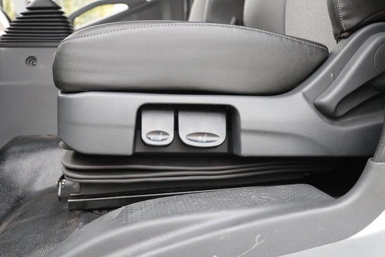 Edición de lujo 4x2 DONGFENG del contenedor para mercancías de los camiones diesel ligeros de Cummins